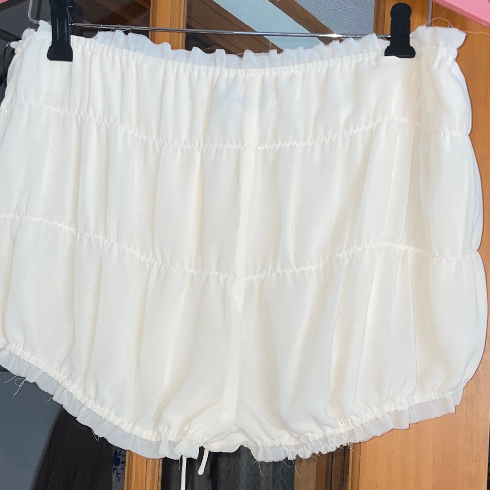 SER.O.YA X REVOLVE Lotta Ruffle Shorts Eggshell Cream NWT Luxury Lounge - Picture 9 of 10